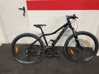 Bicicleta negra azul para joven