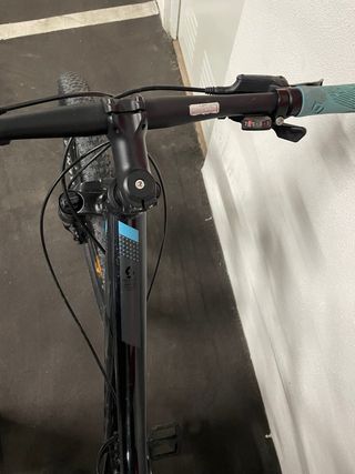 Bicicleta negra azul para joven