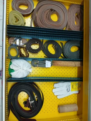 Banco de trabajo metálico amarillo con contenido.