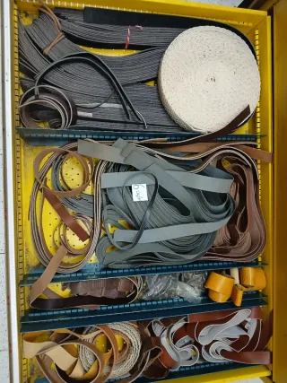 Banco de trabajo metálico amarillo con contenido.