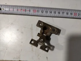 22 Bisagra antigua para armario