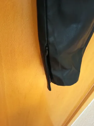 Pantalón de piel Mango negro. Sin uso. Nuevo.