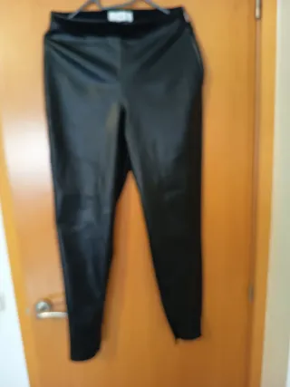 Pantalón de piel Mango negro. Sin uso. Nuevo.