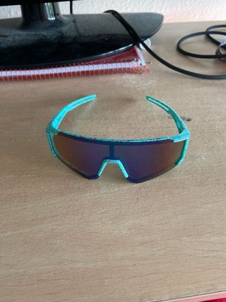 Gafas de sol deportivas azules y verdes