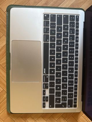 MacBook Air M1 Plata con funda verde