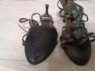 Zapatos de vestir grises con flores