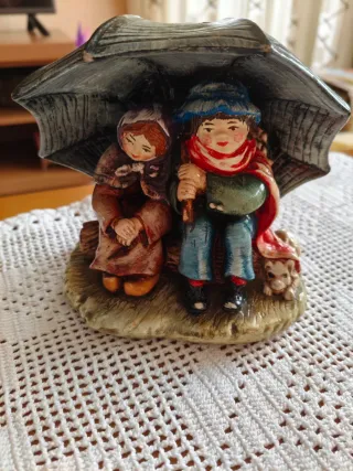 Figura cerámica niños con paraguas