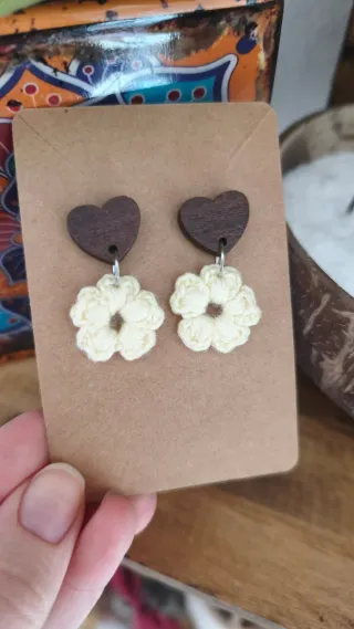 Pendientes de crochet flor y madera