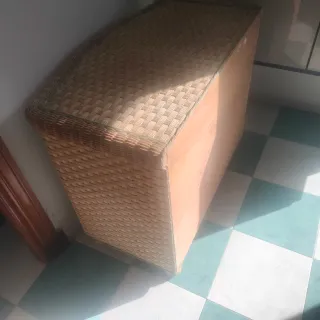 Cómoda de mimbre con espejo