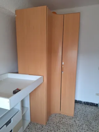 Armario esquinero de madera