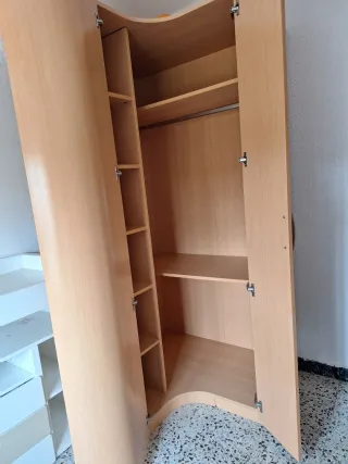 Armario esquinero de madera