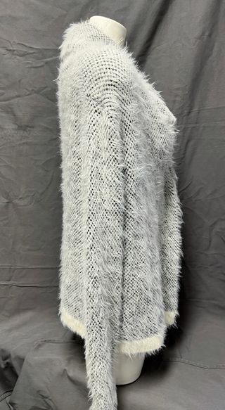 Chaqueta de punto gris y blanco