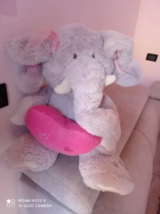Peluche Elefante Grigio con Cuore Rosa