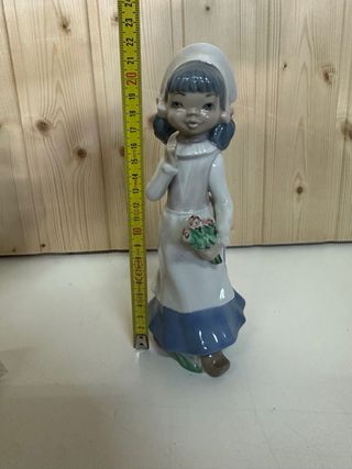 Figura porcelana Casares niña con flores