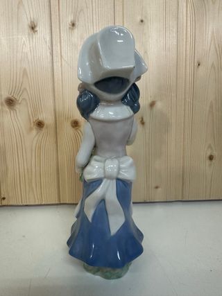 Figura porcelana Casares niña con flores