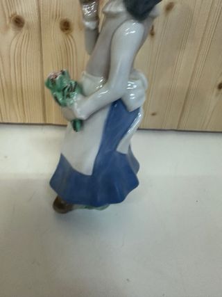 Figura porcelana Casares niña con flores