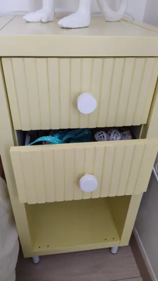 Mueble auxiliar amarillo renovado