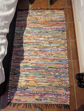 Alfombra artesanal cálida y colorida