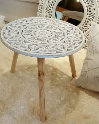 Mesita auxiliar redonda tallada tengo dos ununidad