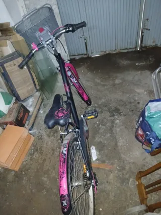 Bicicleta negra con marchas y cesta