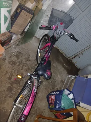 Bicicleta negra con marchas y cesta