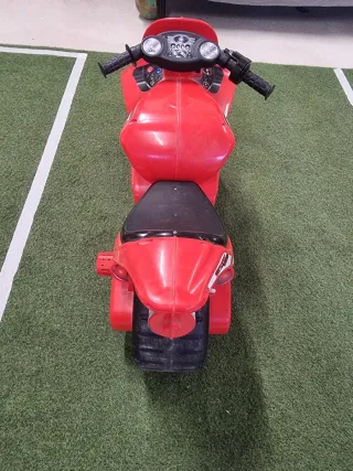 Moto a batería infantil roja injusa.