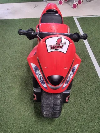 Moto a batería infantil roja injusa.