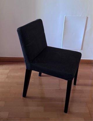 Mesa extensible y 6 sillas desenfundables.