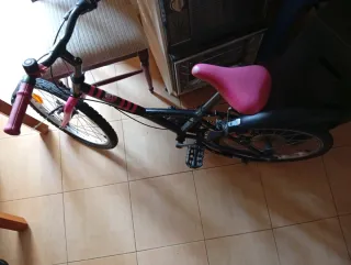 Bicicleta infantil rosa y negra
