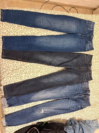 Pantalones vaqueros azules de zara y stradivarius.