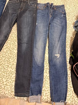 Pantalones vaqueros azules de zara y stradivarius.