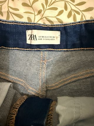 Pantalones vaqueros azules de zara y stradivarius.