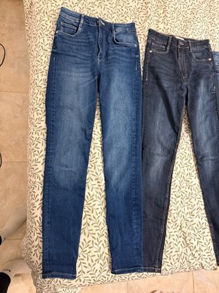 Pantalones vaqueros azules de zara y stradivarius.