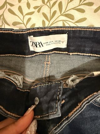 Pantalones vaqueros azules de zara y stradivarius.