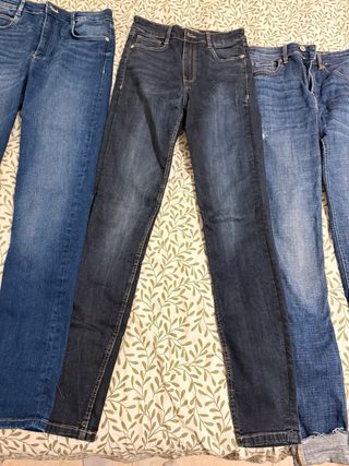 Pantalones vaqueros azules de zara y stradivarius.