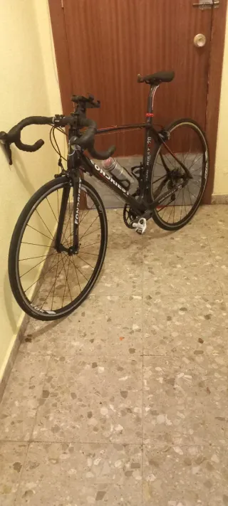 Bicicleta de carretera negra