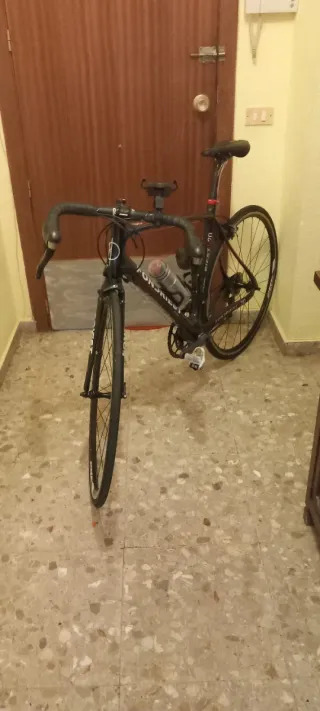 Bicicleta de carretera negra