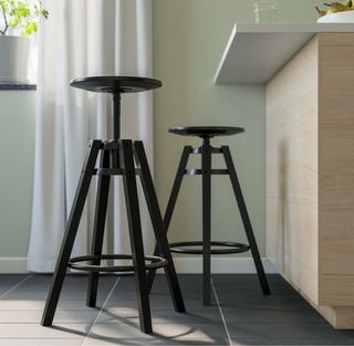 Taburete alto negro Ikea Dalfred