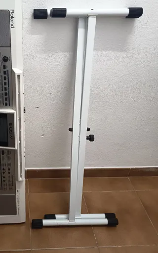 Teclado Roland E09W con patas