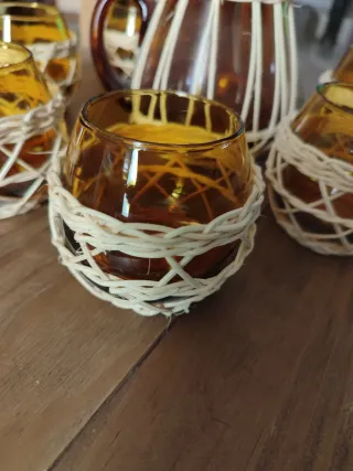 Jarra y vasos vintage mimbre y cristal