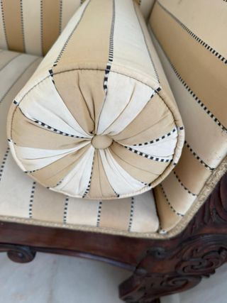 Banco antiguo de madera tapizado.