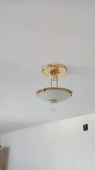 Dos lámparas de techo dorada y cristal