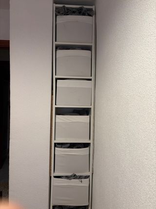 Estantería blanca con 7 huecos.