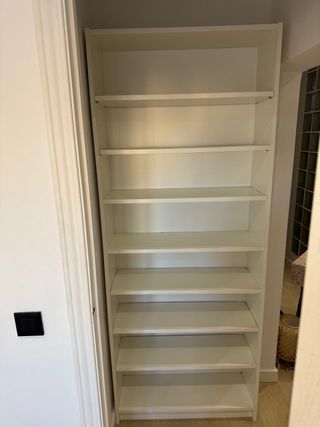 Estantería blanca de madera