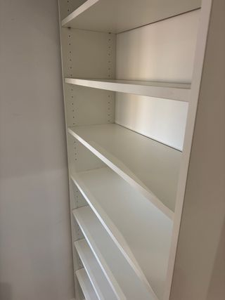 Estantería blanca de madera