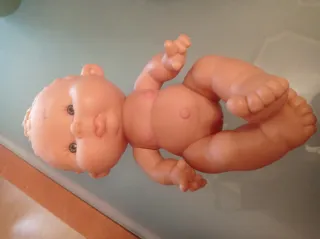 Muñeco bebé de plástico