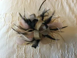 Tocado Plumas y Redecilla Ceremonia Negro/Dorado