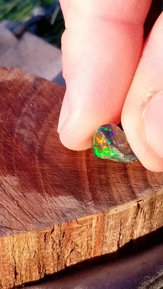 Ópalo negro irregular pulido