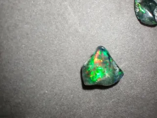 Ópalo negro irregular pulido