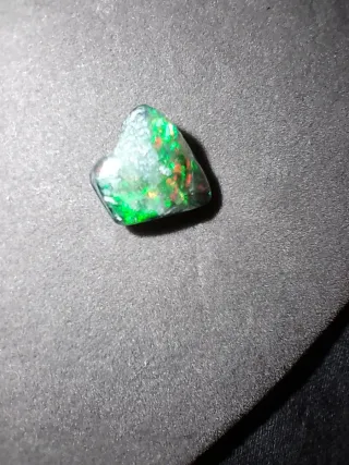 Ópalo negro irregular pulido